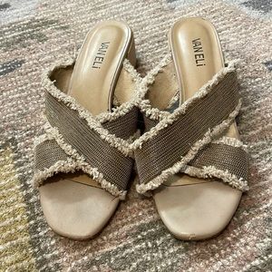 Vaneli sandals with a small heel!
